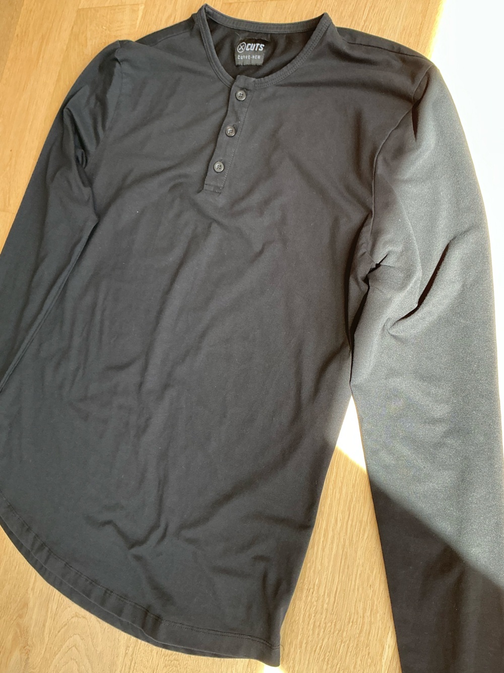 CUTS 2 Shirt Bundle Grey & Black Curve-Hem Long Sleeve Henley Men’s Size Medium - Picture 13 of 15